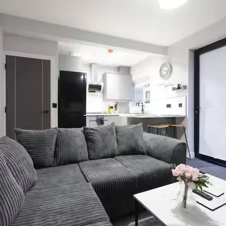 Spacious 4bedroom In Sleeps 10 Holiday home *