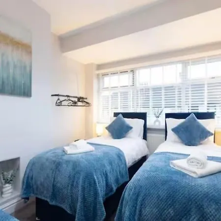 Spacious 4bedroom In Sleeps 10 Holiday home Leeds (West Yorkshire)