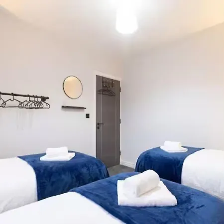 Spacious 4bedroom In Sleeps 10 *