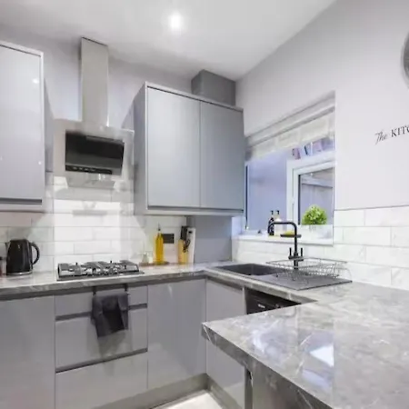 Spacious 4bedroom In Sleeps 10 Holiday home