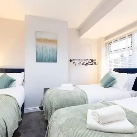 Holiday home Spacious 4bedroom In Sleeps 10 *