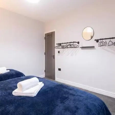Spacious 4bedroom In Sleeps 10 *